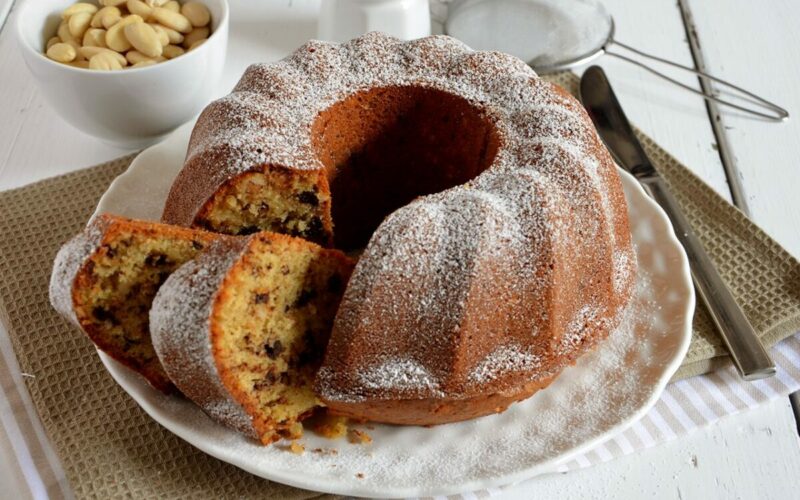 ciambellone mandorle e cioccolato