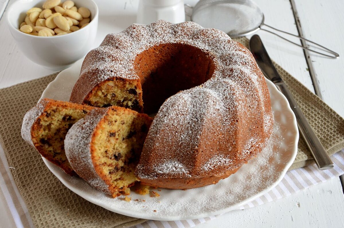 Ciambellone mandorle e cioccolato: ricetta facile - Parola di Donna