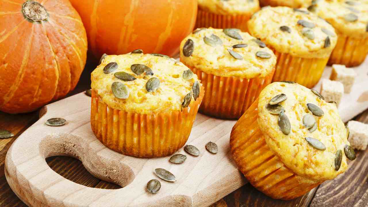 muffin-integrali-vegani-con-la-zucca,-ottimi-come-merenda-a-scuola-o-in-ufficio