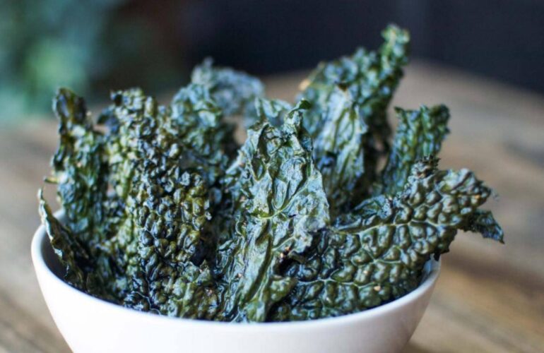 chips-di-cavolo-nero-al-forno,-tutti-i-consigli-per-creare-uno-snack-super-salutare-a-casa