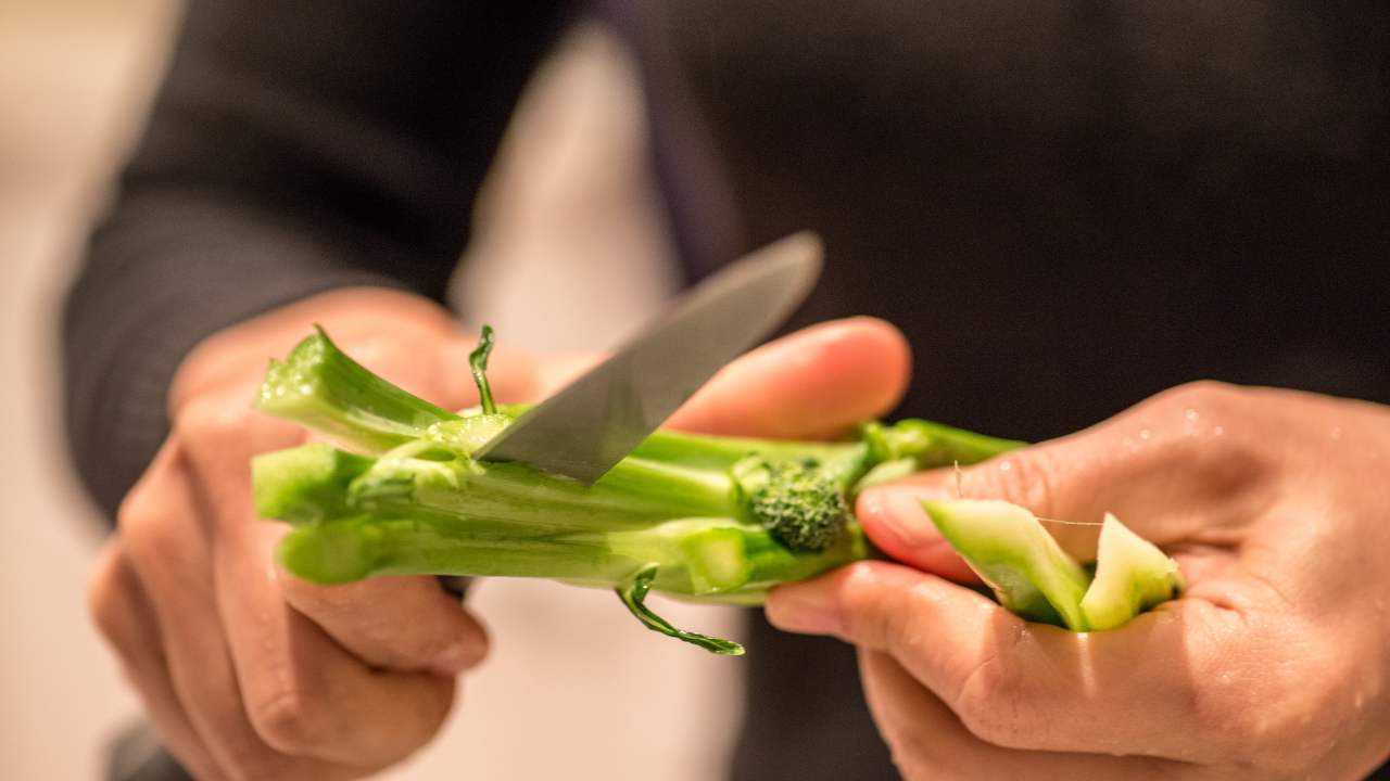 non-gettare-via-i-gambi-dei-broccoli:-ti-insegno-un-modo-geniale-per-utilizzarli,-e-incredibile