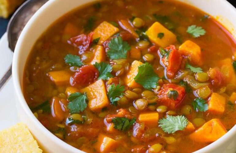 zuppa-di-patate-dolci-e-lenticchie:-la-ricetta-del-buonumore-dal-gusto-indiano