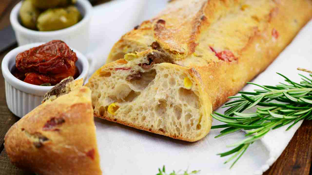 pane-ripieno-con-olive-e-pomodori-secchi:-unalternativa-sfiziosa-al-classico-pane,-finira-subito!
