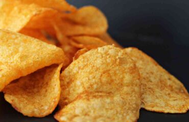 chips-di-patate-come-quelle-dei-sacchetti-preparale-con-la-friggitrice-ad-aria
