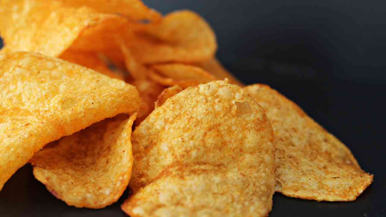 chips-di-patate-come-quelle-dei-sacchetti-preparale-con-la-friggitrice-ad-aria