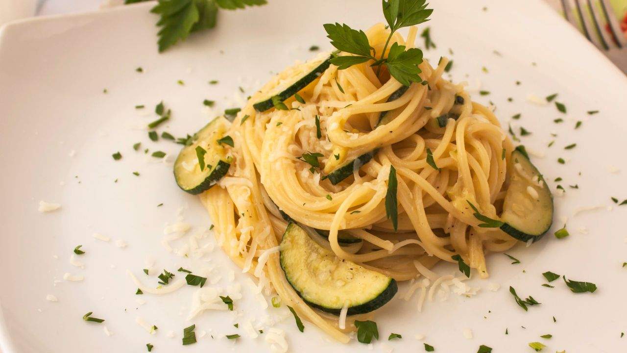 ti-basta-unire-pasta,-zucchine-e-pochi-altri-ingredienti-per-portare-in-tavola-un-piatto-eccezionale