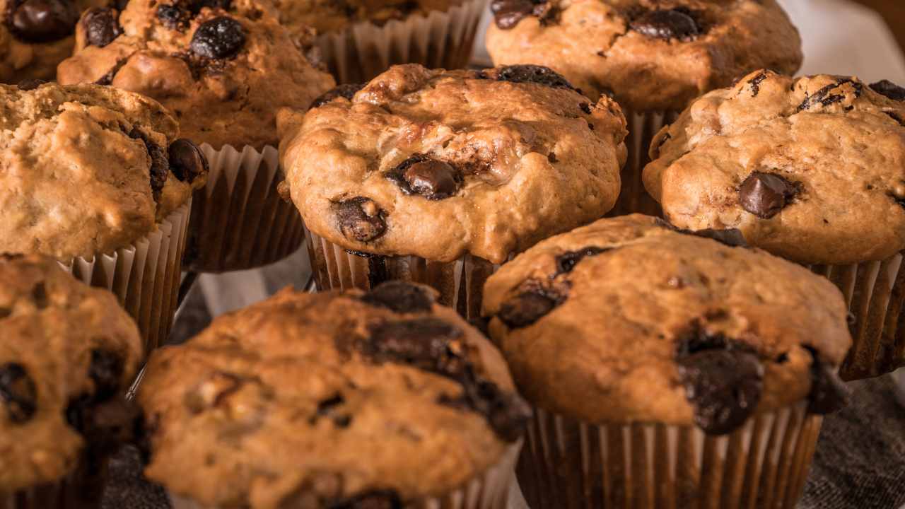 muffin-vegani-con-scaglie-di-cioccolato-fondente,-una-delizia-leggera-adatta-a-tutti