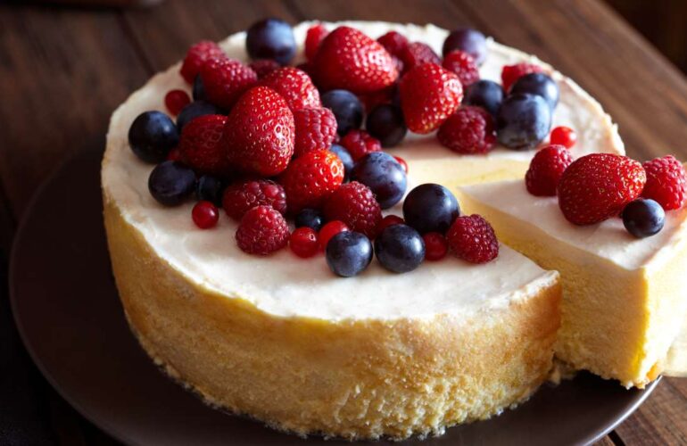 torta-light-ai-frutti-di-bosco:-una-fetta-tira-laltra-e-la-ricetta-e-facilissima