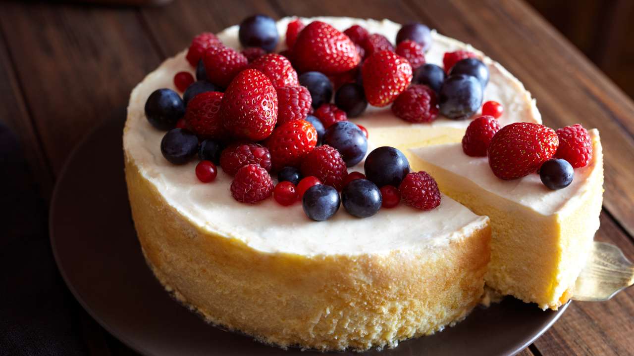 torta-light-ai-frutti-di-bosco:-una-fetta-tira-laltra-e-la-ricetta-e-facilissima
