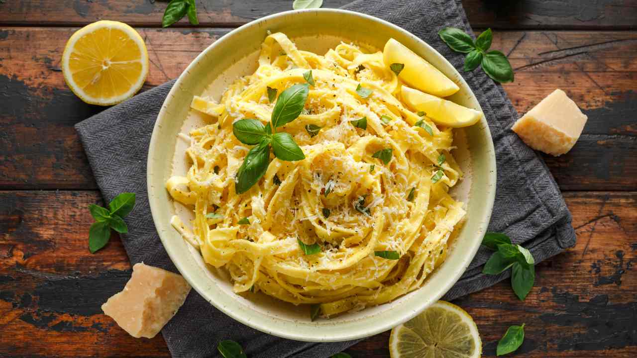 spaghetti-al-limone:-il-primo-piatto-primaverile-fresco-e-leggerissimo