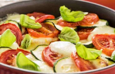 fresca-insalata-caprese:-prendi-una-mozzarella,-i-pomodorini,-una-zucchina,-del-basilico-fresco-e-la-cena-e-servita