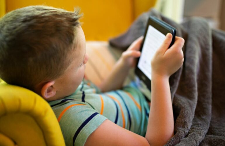 bambini,-troppe-ore-davanti-a-smartphone-e-tablet-possono-compromettere-lo-sviluppo