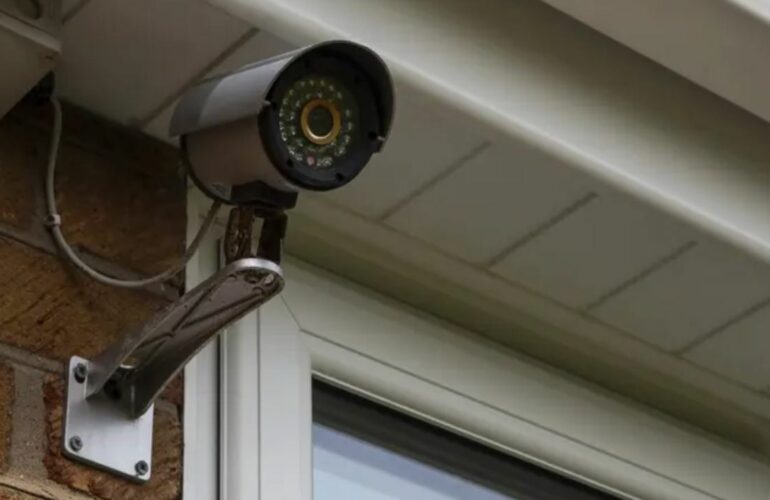 proteggi-la-tua-casa-con-telecamere-da-giardino:-cosa-devi-assolutamente-sapere-per-evitare-rischi