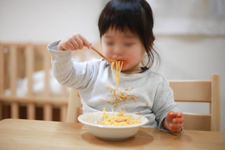 bucato-sicuro-per-i-bambini:-i-consigli-per-lavare-e-smacchiare-evitando-ogni-rischio