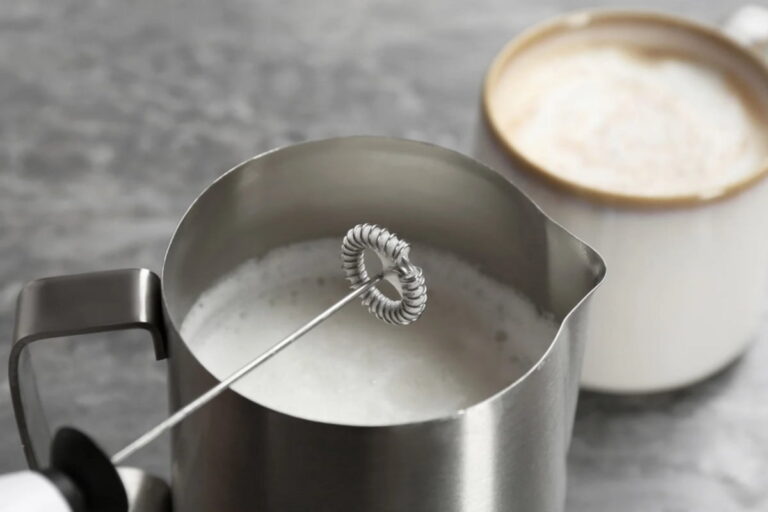 altro-che-cappuccino,-col-frullino-che-hai-in-cucina-ottieni-il-make-up-che-hai-sempre-sognato