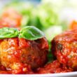 canederli-conditi-con-salsa-di-pomodoro,-il-piatto-della-tradizione-senza-glutine