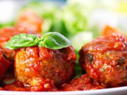 canederli-conditi-con-salsa-di-pomodoro,-il-piatto-della-tradizione-senza-glutine