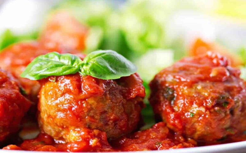 canederli-conditi-con-salsa-di-pomodoro,-il-piatto-della-tradizione-senza-glutine