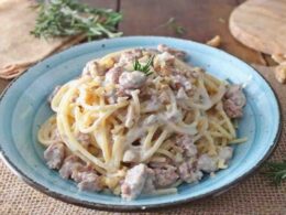bucatini-con-salsiccia-e-gorgonzola,-un-piatto-saporito-e-senza-glutine